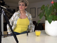 Amateur mature CD solo