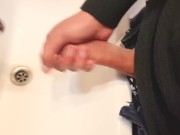 Llenando de leche la bacha del baño