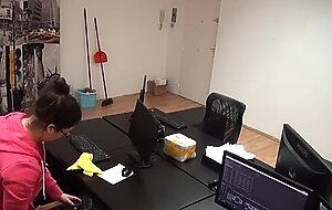 Seduciendo a Tere, la senora cachonda de la limpieza