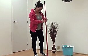 Seduciendo a Tere, la senora cachonda de la limpieza