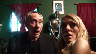 拥有傲人双峰和丰满翘臀的塔拉·怀特穿着丝袜，在激烈的肛交狂欢中被大屌本·多佛和保罗·查普林轮番爆菊。