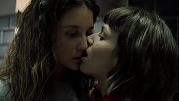 Money Heist S1 Ep8 - Kiss between Mar&iacute_a Pedraza &Uacute_rsula Corbero