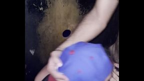 Socando rola at&eacute_ gozar no escurinho do dark room da balada, gozei at&eacute_ vazer leite do rabo do passivo