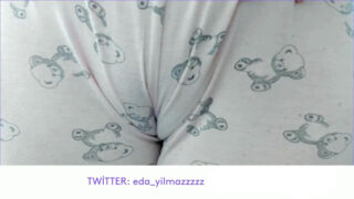 Une bombe aux gros seins naturels se fait défoncer le cul.