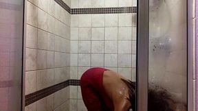 Ginger MoistHer gives a sensual shower to her daughter's boyfriend.