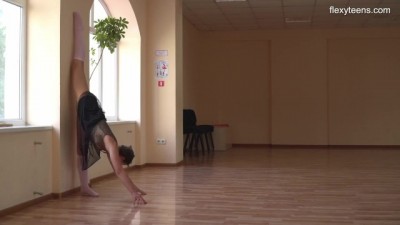 Super Flexible Babe Shows Off Gymnast-Style Moves On Camera