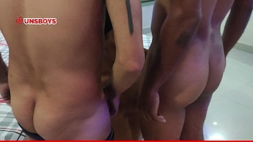 Sexo quente na cama com os machos dotados