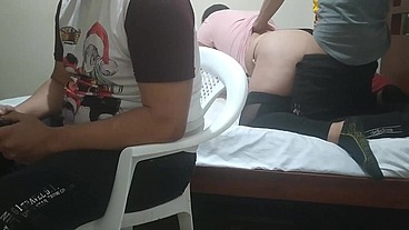 jugando con mi amigo a VIDEOJUEGOS Su ESPOSA comienza a meterme mano luego comienza a chuparme la polla y Mi MEJOR amigo el Cornudo no se da de cuenta