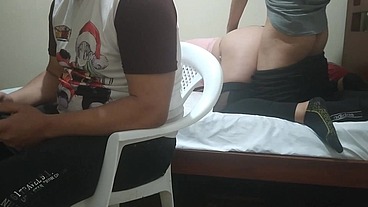 jugando con mi amigo a VIDEOJUEGOS Su ESPOSA comienza a meterme mano luego comienza a chuparme la polla y Mi MEJOR amigo el Cornudo no se da de cuenta