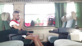 Vidéo amateur française de Jess Royan suçant une bite avant de se faire enculer à cru.