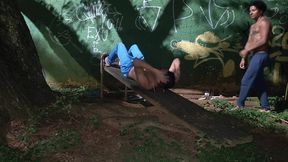 homens malham ao luar e acabam se pegando no treino