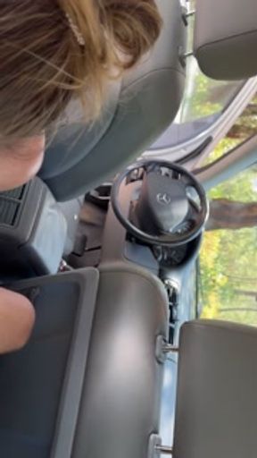 Je donne rdv à un inconnu pour le sucer dans la voiture