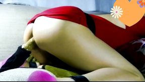 este joven piensa que es una jovencita inquieta y muy caliente que le encanta penetrar su ano vagina pidiendo a gritos un old man para ser su esclava