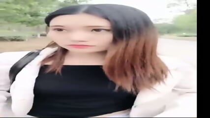 Une avaleuse chinoise baisee dans un bois