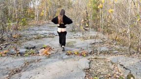 The girl dared to completely undress and run naked in a risky place