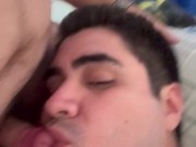 Dando leche al novio