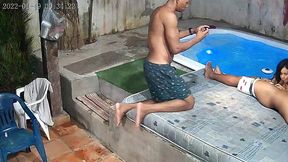 camera de seguranca flagra orgia na piscina do predio . que gulosa essa mulher