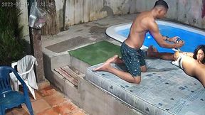 camera de seguranca flagra orgia na piscina do predio . que gulosa essa mulher