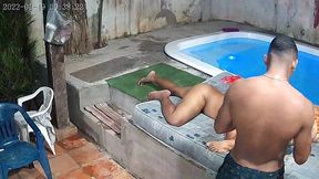 camera de seguranca flagra orgia na piscina do predio . que gulosa essa mulher