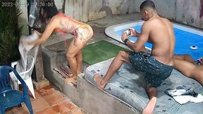 camera de seguranca flagra orgia na piscina do predio . que gulosa essa mulher