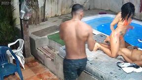 camera de seguranca flagra orgia na piscina do predio . que gulosa essa mulher