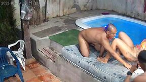 camera de seguranca flagra orgia na piscina do predio . que gulosa essa mulher