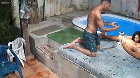 camera de seguranca flagra orgia na piscina do predio . que gulosa essa mulher