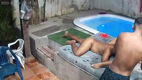camera de seguranca flagra orgia na piscina do predio . que gulosa essa mulher