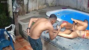 camera de seguranca flagra orgia na piscina do predio . que gulosa essa mulher