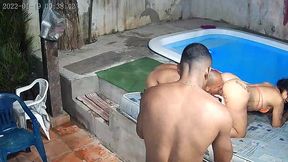 camera de seguranca flagra orgia na piscina do predio . que gulosa essa mulher