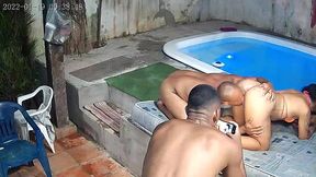camera de seguranca flagra orgia na piscina do predio . que gulosa essa mulher