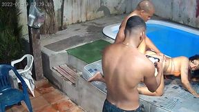 camera de seguranca flagra orgia na piscina do predio . que gulosa essa mulher