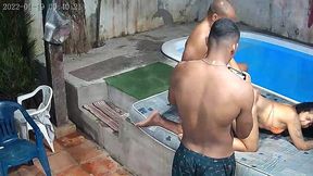 camera de seguranca flagra orgia na piscina do predio . que gulosa essa mulher