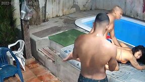 camera de seguranca flagra orgia na piscina do predio . que gulosa essa mulher