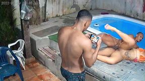 camera de seguranca flagra orgia na piscina do predio . que gulosa essa mulher