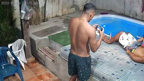 camera de seguranca flagra orgia na piscina do predio . que gulosa essa mulher