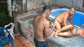 camera de seguranca flagra orgia na piscina do predio . que gulosa essa mulher