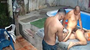 camera de seguranca flagra orgia na piscina do predio . que gulosa essa mulher