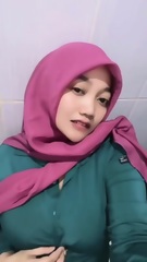 Janda cantik pamer belahan