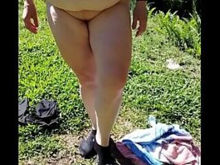 Madrasta se trocando e vestindo uma roupa transparente em um lugar público sem nenhuma vergonha!