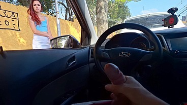Punheta arriscada no carro...ruiva safada me pegou me masturbando e pediu carona!
