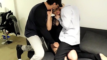 vino un compañero de mi marido y me cojieron lindo entre los dos