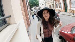 exhib en public en mini jupe avec un haut totalement transparent