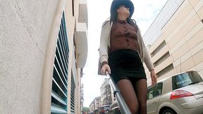 exhib en public en mini jupe avec un haut totalement transparent