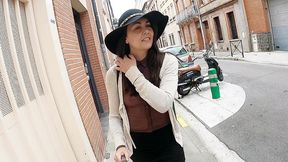 exhib en public en mini jupe avec un haut totalement transparent