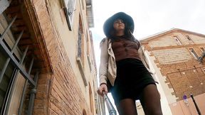 exhib en public en mini jupe avec un haut totalement transparent