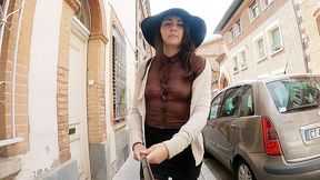 exhib en public en mini jupe avec un haut totalement transparent