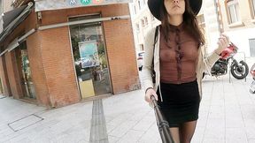 exhib en public en mini jupe avec un haut totalement transparent