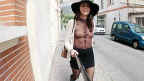 exhib en public en mini jupe avec un haut totalement transparent