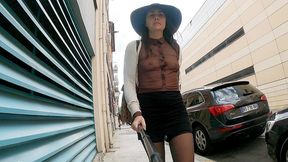 exhib en public en mini jupe avec un haut totalement transparent